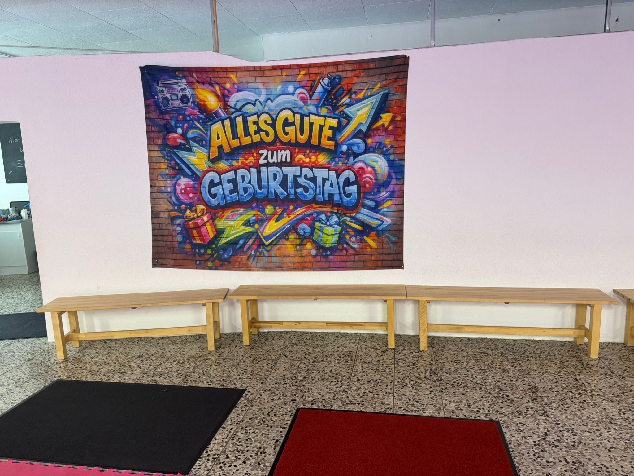 Eingangsbereich-mit-Graffiti-Geburtstagsbanner