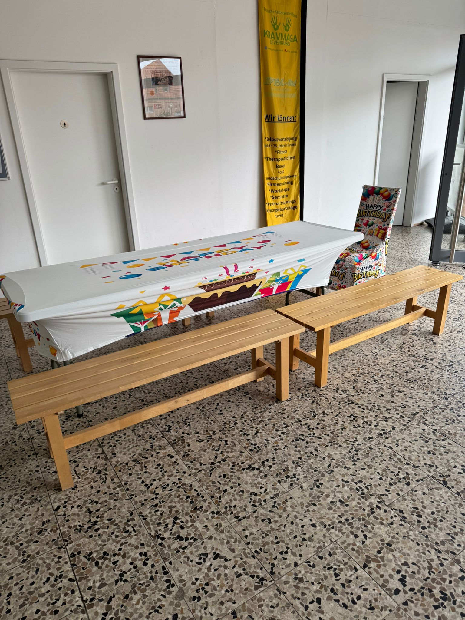 Geburtstagstisch-mit-bedruckter-Husse-und-Sitzbanken