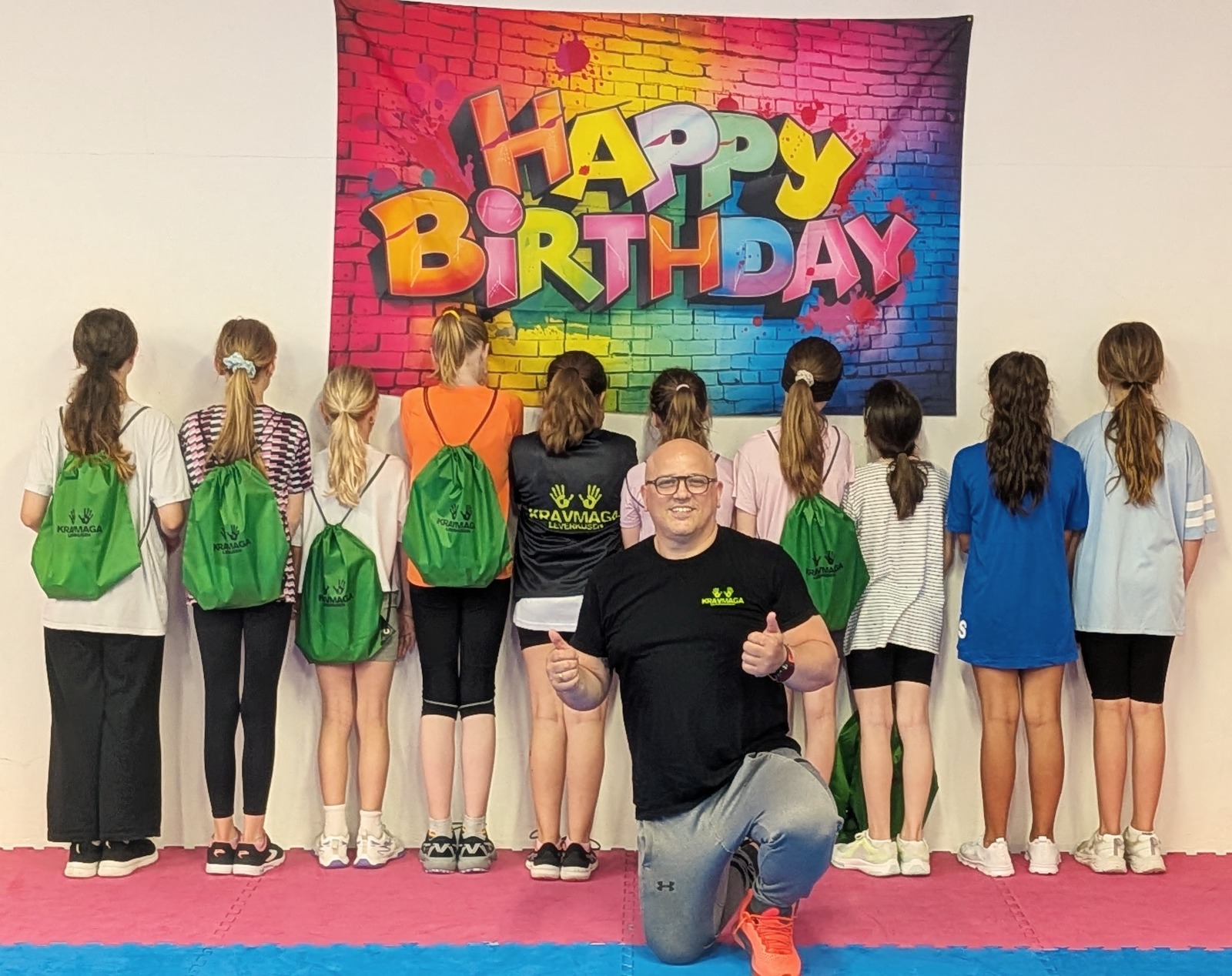Krav Maga Kindergeburtstag in Leverkusen – Kindergruppe mit Geschenktüten und Trainer Ramon