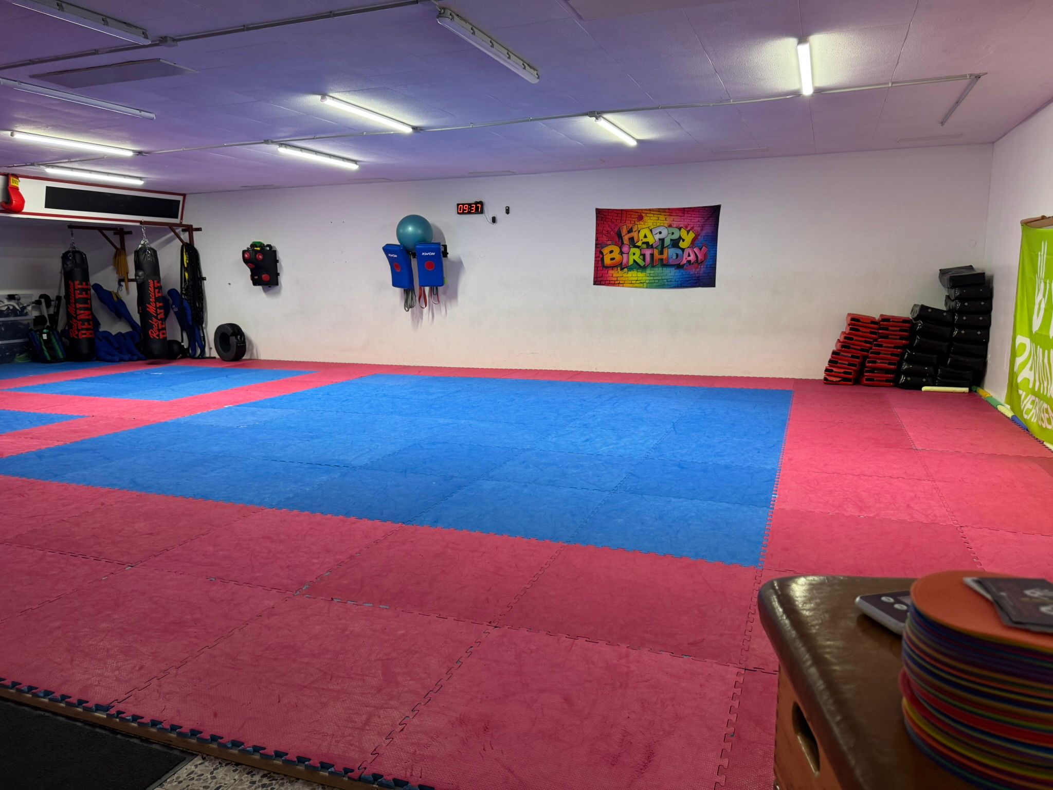 Trainingsraum-Mattenflache-mit-Happy-Birthday-Banner